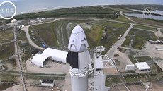 Loď Crew Dragon s posádkou na vrcholu rakety Falcon 9 jen desítky minut před...