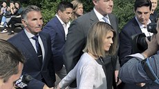 Mossimo Giannulli a Lori Loughlinová odcházejí od soudu (Boston, 27. srpna...