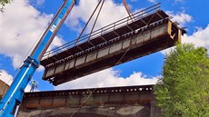 Obí jeáb snesl most na problémové trati u Dalovic, kde se v minulosti sesunul...