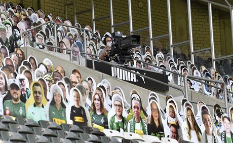 Papíroví diváci (s výjimkou kameramana) na tribun stadionu v Mönchengladbachu.