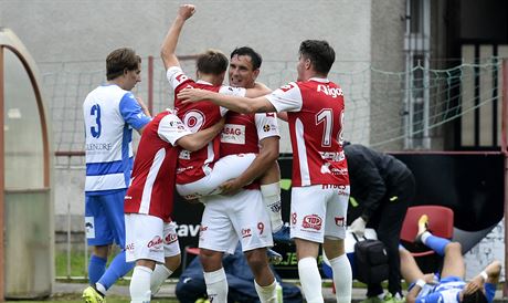 Fotbalisté Pardubic se radují z jednoho z gól v zápase s Ústím nad Labem.
