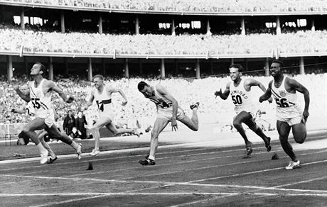 Bobby Morrow vítzí v závod na 100 metr na olympiád v Melbourne 1956.