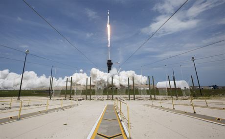 Start rakety Falcon 9 s pilotovanou lodí Crew Dragon