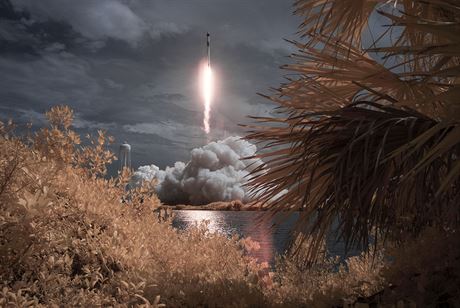Raketa Falcon 9 krátce po startu z mysu Canaveral, odkud 30. kvtna 2020...