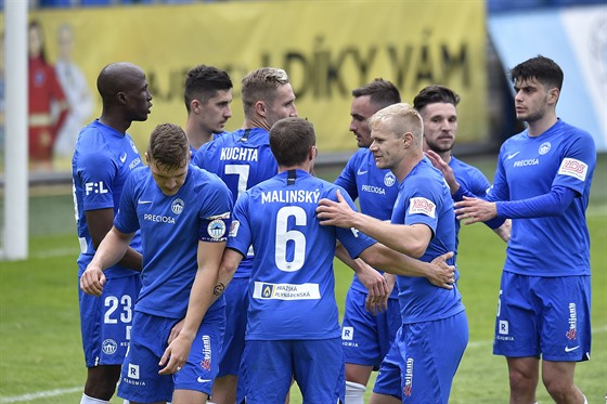 Fotbalisté Liberce se radují z gólu do sít Slovácka.