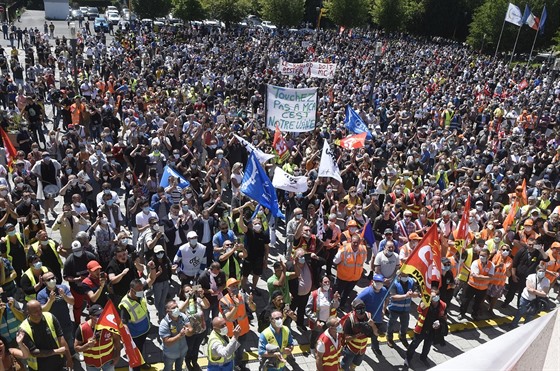 Tisíce Francouzů protestovaly před továrnou automobilky Renault ve městě...