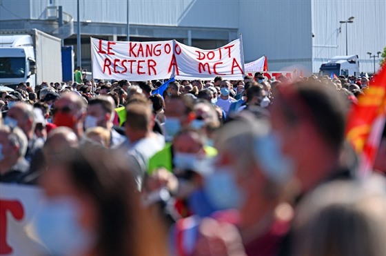 Tisíce Francouz protestovaly ped továrnou automobilky Renault ve mst...