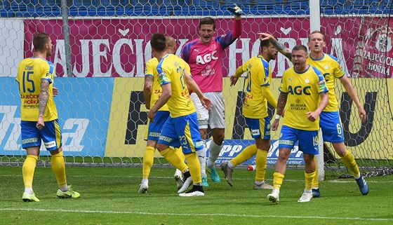 Teplití fotbalisté se radují poté, co branká Tomá Grigar chytil penaltu.