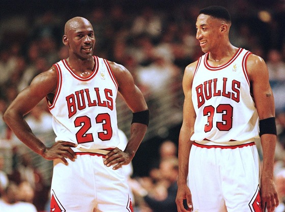 Michael Jordan (vlevo) a Scottie Pippen z Chicaga v play off NBA v roce 1997