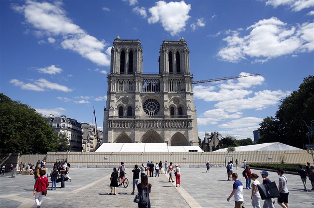 Lidé mohou blíž k Notre-Dame, Paříž otevřela prostranství před katedrálou