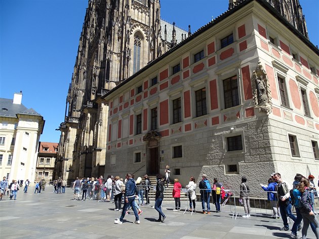 Praský hrad dnes zpístupnil návtvníkm vtinu svých objekt zdarma. Slunené poasí pilákalo mnoho zájemc, vidli jsme velké polední stídání hradní stráe (s roukami), katedrálu i sály praského hradu a výstavy v Roumberském a Lobkowiczov palác