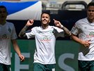 Leonardo Bittencourt z Werderu Brémy slaví gól do sít Schalke.