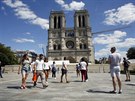 Paíanm se více ne rok od poáru chrámu Notre-Dame otevelo prostranství...
