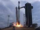 Odlet rakety Falcon 9 s pilotovanou lodí Crew Dragon.