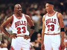 Michael Jordan (vlevo) a Scottie Pippen z Chicaga v play off NBA v roce 1997