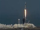 Odlet rakety Falcon 9 s pilotovanou lodí Crew Dragon.