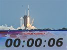 Raketa Falcon 9 s pilotovanou lodí Crew Dragon est sekund po startu.