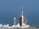 Raketa Falcon 9 spolenosti SpaceX vynáí do vesmíru lo Crew Dragon s...