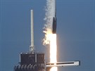 Detail startu rakety Falcon 9 s lodí Crew Dragon a dvoulennou posádkou.