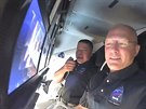 Astronauté na lodi Crew Dragon vysílají z obné dráhy..