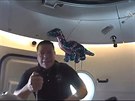 Astronaut Robert Behnken na lodi Crew Dragon demonstruje beztíný stav..