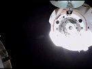 Lo Crew Dragon manévruje ped pistáním na Mezinárodní vesmírné stanici.