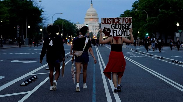 Protesty proti policejn brutalit, kter spustila smrt afroameriana Floyda, se konaly i ped Blm domem v americkm hlavnm mst Washingtonu. (30. kvtna 2020)