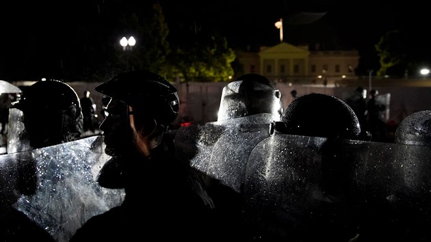 Protesty proti policejn brutalit, kter spustila smrt afroameriana Floyda, se konaly i ped Blm domem v americkm hlavnm mst Washingtonu. (30. kvtna 2020)