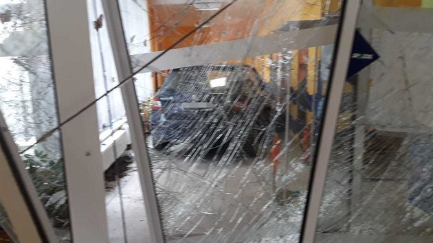 Řidič auta prorazil dveře domova seniorů v Tachově. Vůz skončil na chodbě zařízení, 93letá seniorka se lekla a upadla. (31. května 2020)