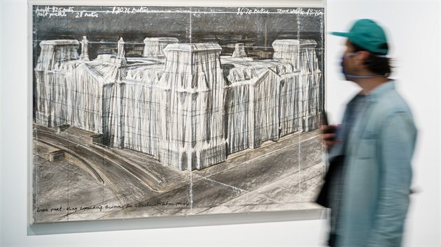Christo se proslavil zahalováním světoznámých staveb textiliemi. (5. května 2020)