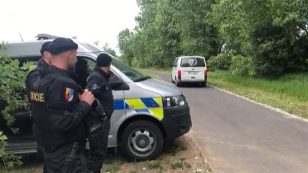 Policie nalezla tělo hledaného čtyřměsíčního chlapce, po kterém od pátečního večera pátrala v Hoříně na Mělnicku. Před 17:00 ukončila pátrání, byla nařízena soudní pitva, která určí příčinu úmrtí. (30. května 2020)