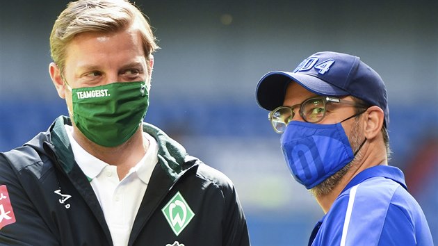 Trenr Schalke David Wagner (vpravo) se zdrav se svm protjkem Florianem Kohfeldtem (vlevo), kouem Brm.