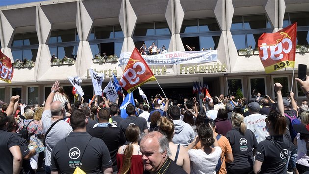 Tisíce Francouzů protestovaly před továrnou automobilky Renault ve městě Maubeuge proti plánovanému propouštění. (30. května 2020)
