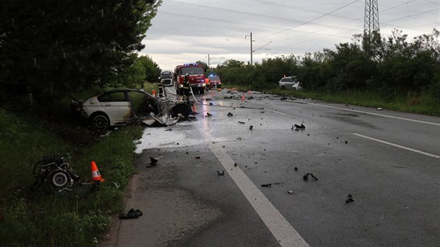 Při tragické dopravní nehodě dvou aut na silnici mezi Černožicemi a Jaroměří zemřeli tři lidé. (31. května 2020)