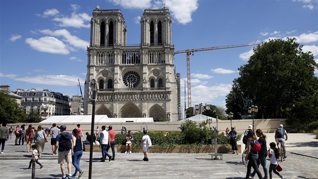 Pařížanům se více než rok od požáru chrámu Notre-Dame otevřelo prostranství před nadále opravovanou katedrálou. (31. května 2020)