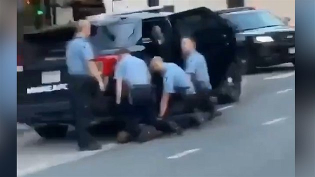 Video ukazuje, že na zatýkaném muži neklečel jeden, ale hned tři policisté