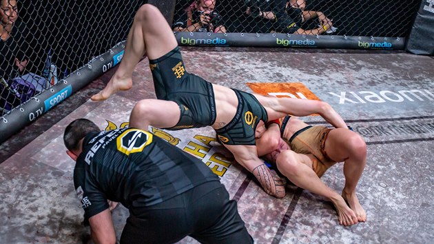 MMA zpasnice Tereza Bled se objevila ve velkm problmu, kdy ji Lucie Pudilov (v oranovm) dobe chytila pod krkem a krtila na turnaji Oktagon Underground.