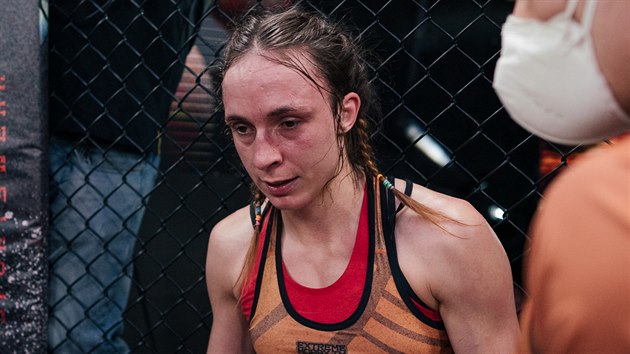 MMA zápasnice Lucie Pudilová nezvládla návrat z UFC do Česka. Na turnaji Oktagon Underground ji porazila 18letá amatérka Tereza Bledá.