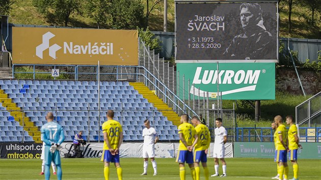 Fotbalist Zlna a Banku Ostrava uctvaj minutou ticha pamtku zesnulho nkdejho zlnskho hre Jaroslava vacha.