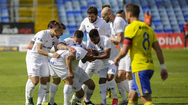 Fotbalist Banku Ostrava se raduj z glu Adama Jnoe.