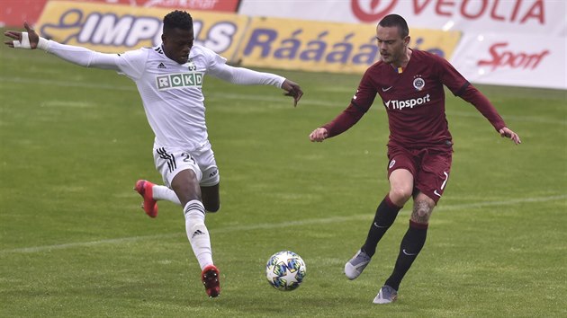 Abdulrahman Taiwo (vlevo) z Karvin brnn  Davidem Mobergem Karlssonem ze Sparty