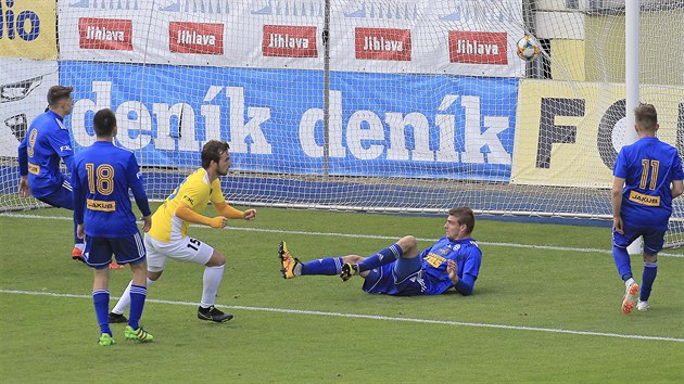 Stanislav Klobása z Jihlavy (ve žlutém dresu) se raduje ze vstřeleného gólu v zápase s Varnsdorfem. Na konci zápasu ale příliš důvodu ke spokojenosti neměl.