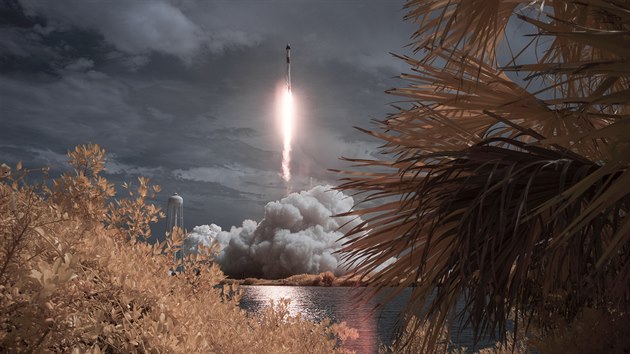 Raketa Falcon 9 krtce po startu z mysu Canaveral, odkud 30. kvtna 2020 vynesla na obnou drhu lo Crew Dragon dvma astronauty.