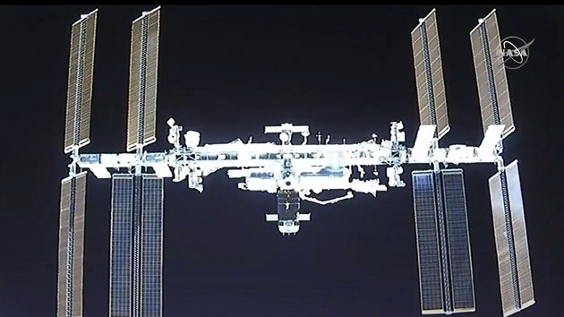 Pohled na Mezinárodní vesmírnou stanici z přibližující se lodi Crew Dragon.