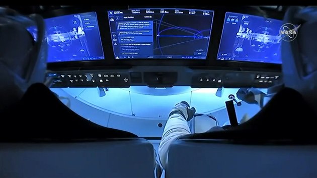 Posádka lodi Crew Dragon při finálním přiblížení k Mezinárodní vesmírné stanici