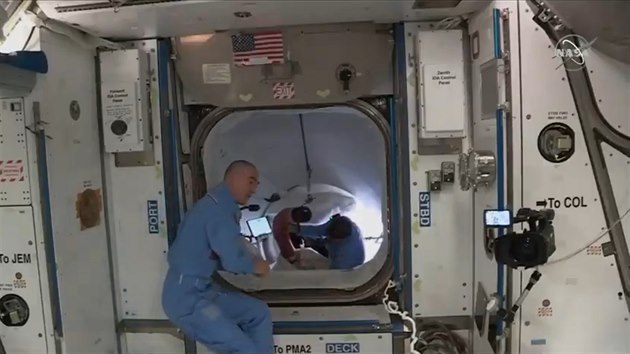 Christopher Cassidy a Ivan Vagner spolupracují na přípravě vstupu posádky Crew Dragonu na palubu Mezinárodní vesmírné stanice ISS.