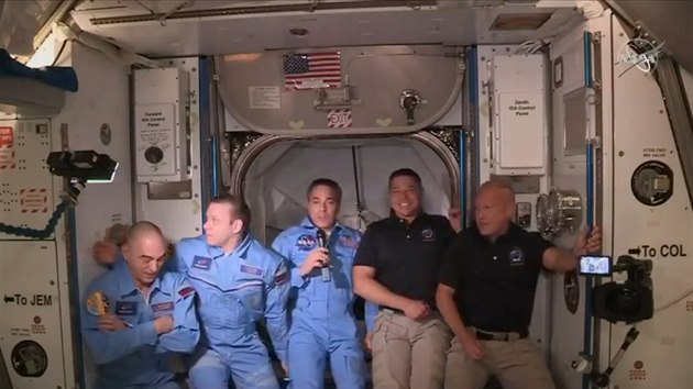 Posdka Crew Dragonu vstoupila na palubu Mezinrodn vesmrn stanice.