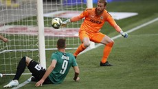 Jablonecký branká� Vlastimil Hrubý mí� v této situaci je�t� sta�il vytáhnout.