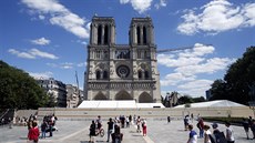 Paíanm se více ne rok od poáru chrámu Notre-Dame otevelo prostranství...
