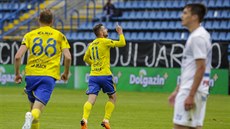 Adnan Dzafič ze Zlína se raduje z gólu v zápase s Baníkem Ostrava.